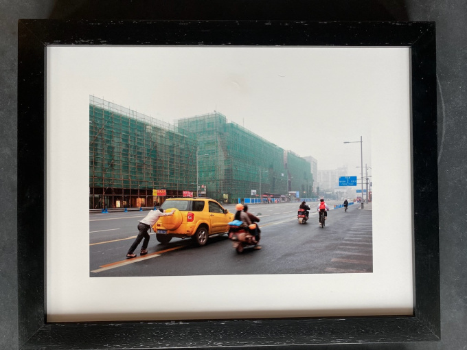 Pushing the car in Chengdu to the car repair shop by Artiste Inconnu