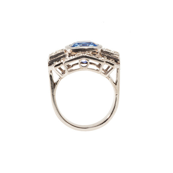 Retro ring in platinum set with diamonds and a sapphire by Artista Desconhecido
