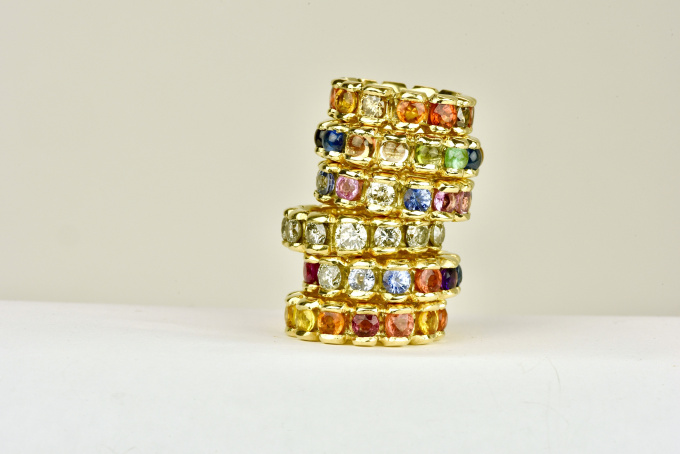 Bloemring gemaakt in 18k goud met verschillende edelstenen. by Mary van der Sluis