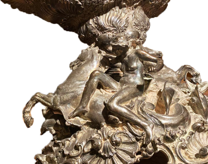 Monumental silver centerpiece by Onbekende Kunstenaar