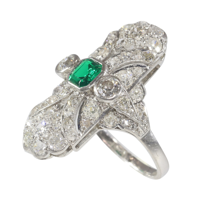 Antique Art Deco diamond engagement ring with stunning emerald by Unbekannter Künstler