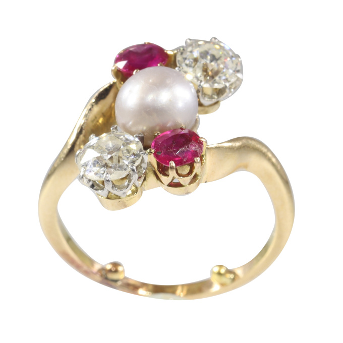 Vintage antique 18K gold ring with diamonds rubies and a natural pearl by Artista Desconhecido