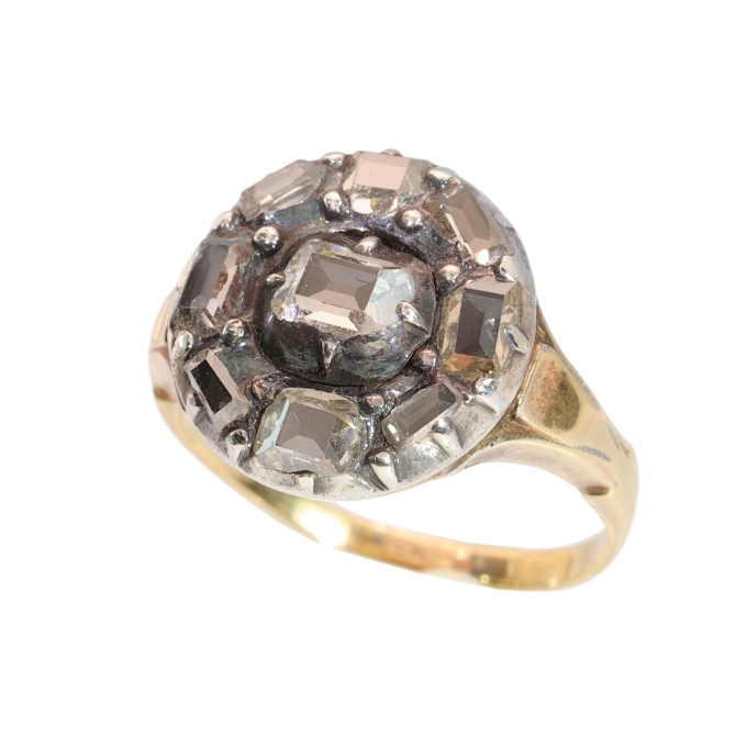 Table Cut Brilliance: A Rare Diamond Cluster Ring from circa 1600 by Artista Sconosciuto