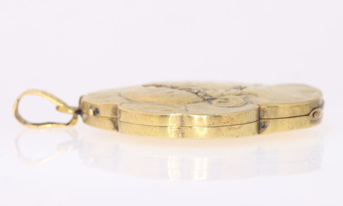 Typical Art Nouveau gold locket woman head on four leaf clover by Artiste Inconnu