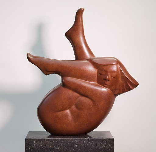 Meisje liggend op rug by Evert den Hartog