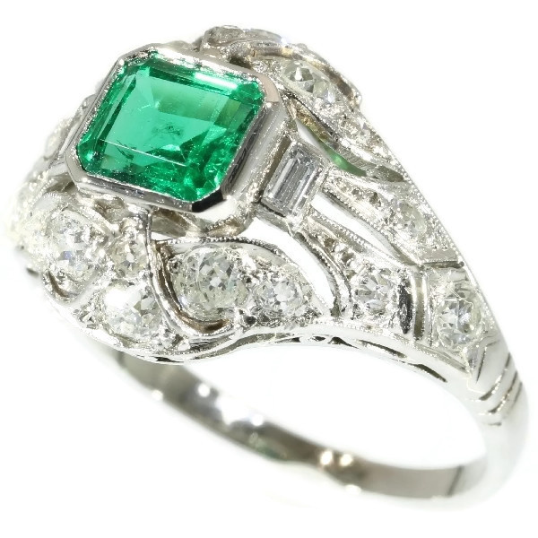 Platinum estate diamond engagement ring with truly magnificent Colombian emerald by Onbekende Kunstenaar