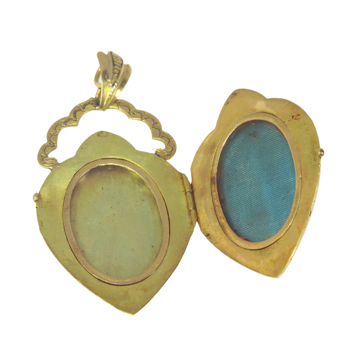 Vintage antique Victorian Biedermeier 18K gold locket with enamel and natural half seed pearls by Onbekende Kunstenaar