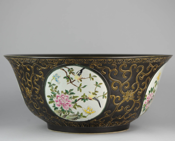 Huge Famille Noire bowl in QianJiang style, Minguo period (1912-1948) by Artiste Inconnu