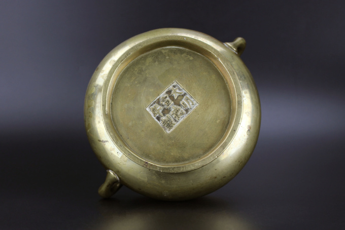 Chinese gilt bronze censer, Xuande mark, 18th century, Qing dynasty by Artista Desconhecido