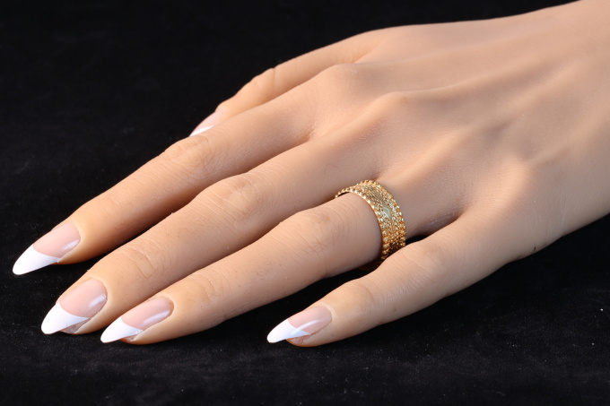 Antique 18K Gold Baroque Wedding Band, Circa 1700 – A Timeless Symbol of Love by Artista Sconosciuto