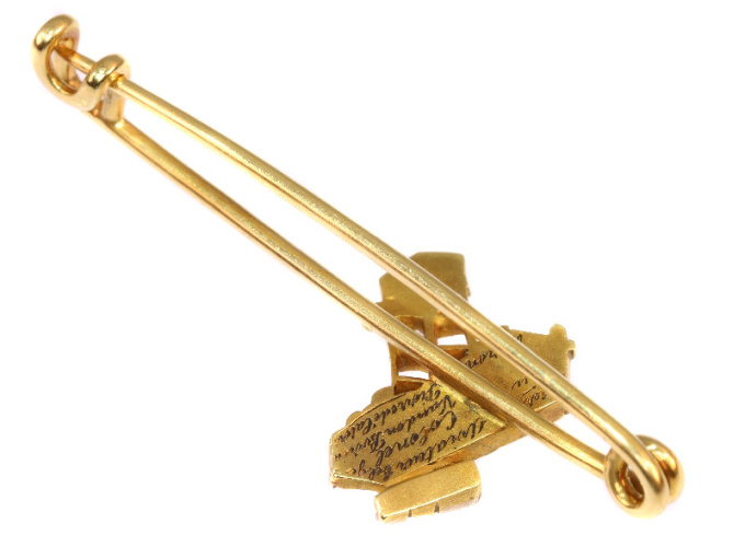 Unique gold diamond aviation brooch commemorating Belgium's first manned motorized flight by Artista Desconocido
