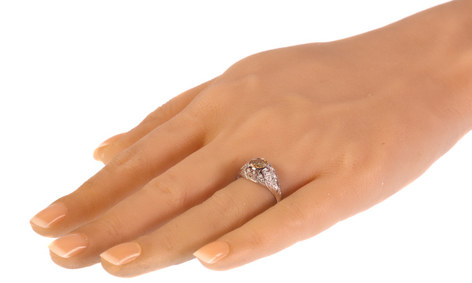 Vintage Fifties Art Deco engagement ring with natural fancy colour brilliant by Onbekende Kunstenaar