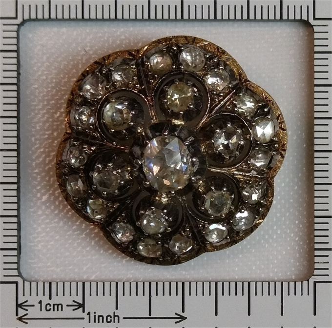 Vintage Antique gold brooch set with large rose cut diamonds by Unbekannter Künstler