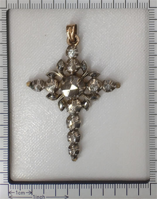 Vintage antique Victorian diamond rose cut cross pendant with large rose cut diamond in its center by Artista Desconhecido