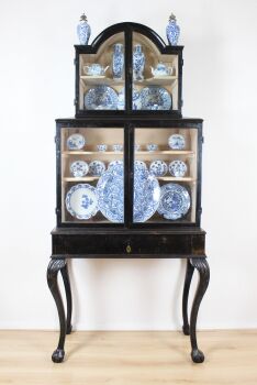 An English antique Victorian display cabinet. Late 19th century, ca. 1890 by Onbekende Kunstenaar