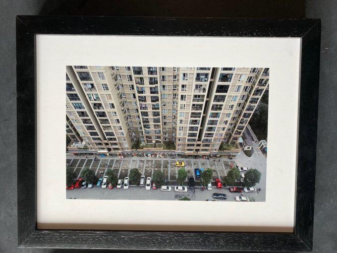 Pushing the car in Chengdu to the car repair shop by Artiste Inconnu