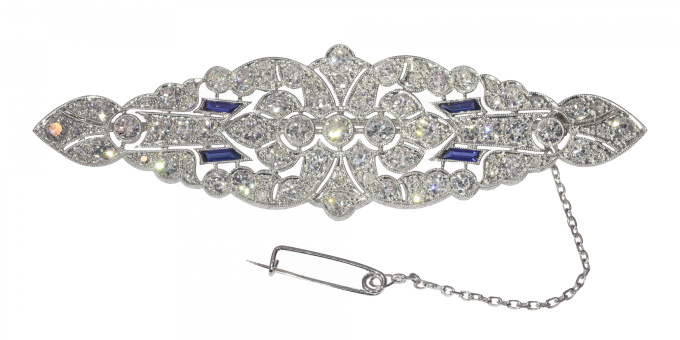 Vintage platinum Art Deco diamond brooch with sapphire accents by Unbekannter Künstler