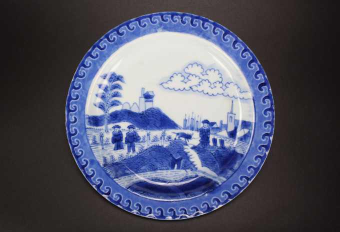 Two Chinese porcelain blue and white ‘Van Frytom’ style ‘Scheveningen’ or ‘Deshima’ dishes, Yongzheng period (1722–35) by Artista Desconhecido