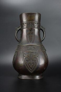 A Chinese bronze archaistic Hu vase, Ming dynasty (1368-1644) by Artiste Inconnu