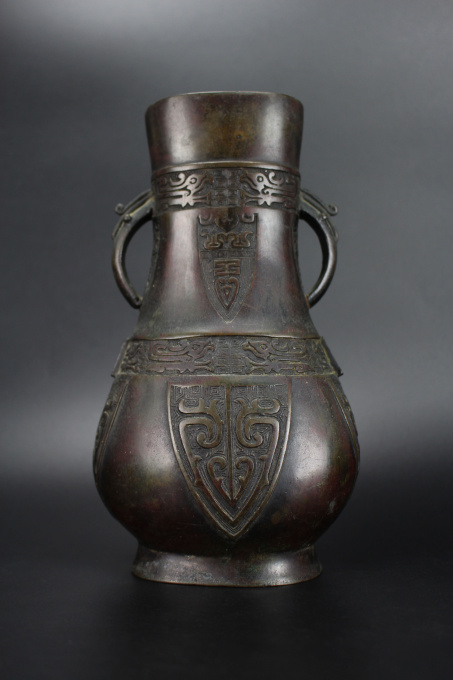 A Chinese bronze archaistic Hu vase, Ming dynasty (1368-1644) by Artiste Inconnu