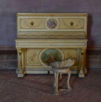 De piano by Kommer Hakkenbrak