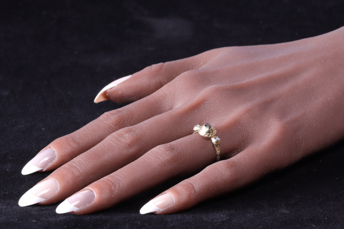 Exclusive Renaissance Elegance: A 500-Year-Old Diamond Ring by Artista Desconhecido