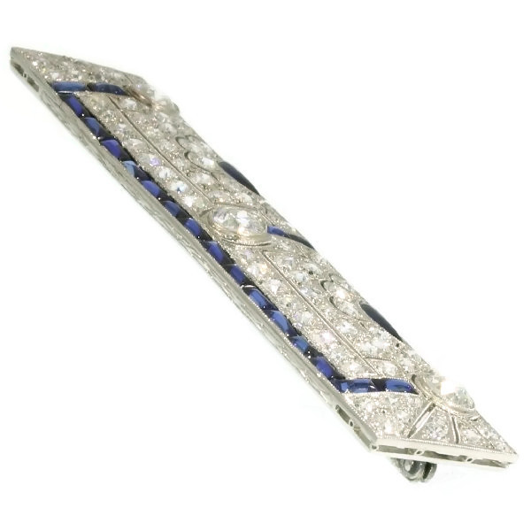 Must See! Strong design Art Deco platinum brooch diamonds and sapphires by Artista Desconhecido