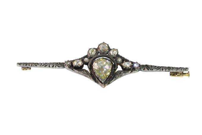 Heritage Refined: Crowned Heart Brooch with Large Antique Rose-Cut Diamond by Unbekannter Künstler