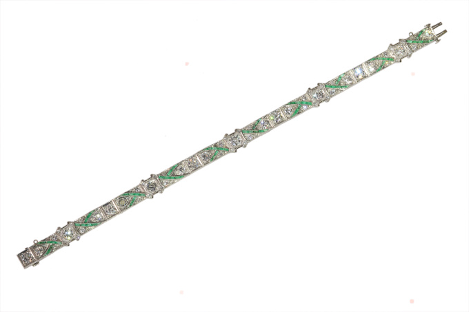 A True Art Deco Gem: 1920s Platinum Bracelet with Diamonds and Emeralds by Onbekende Kunstenaar