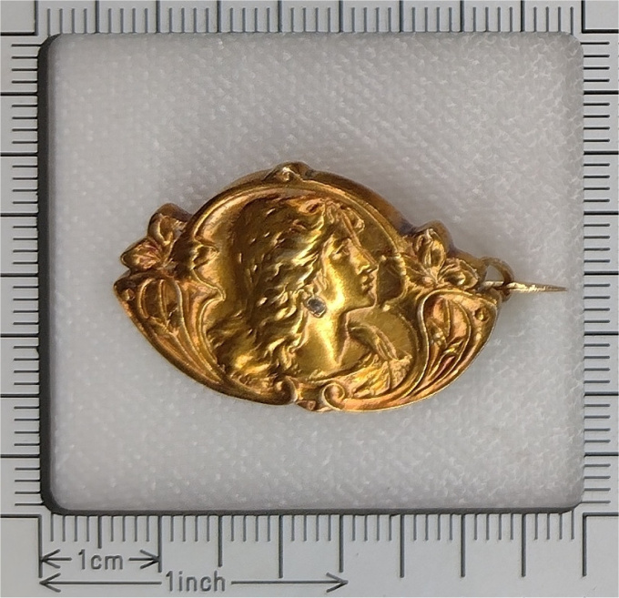 Vintage antique Art Nouveau 18K brooch by Unknown artist