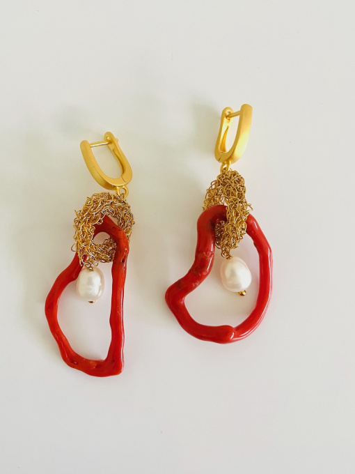 Coral oorhangers by Wilhelmina Huysman