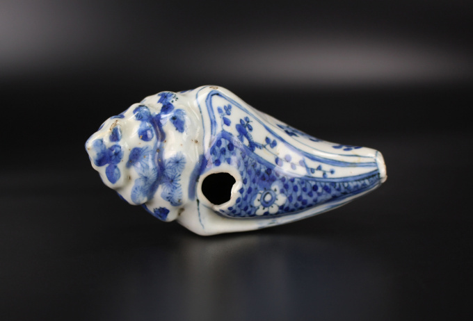 A very rare Chinese blue and white conch-shaped water dropper, Ming dynasty, Wanli period (1573–1619) by Artista Desconhecido