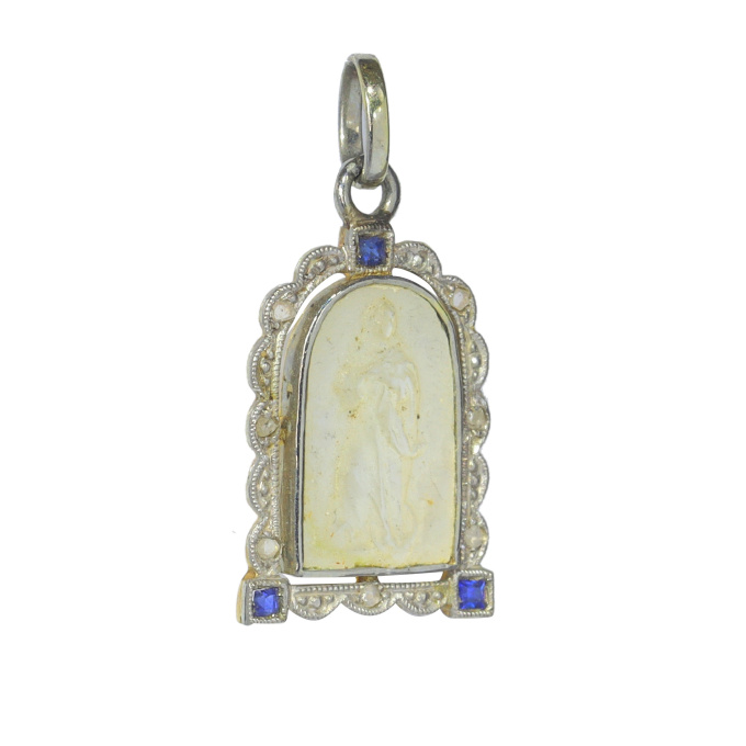 Vintage 1910's Edwardian - Art Deco 18K pendant Mother Mary medal in mother-of-pearl set with diamonds and sapphires by Unbekannter Künstler
