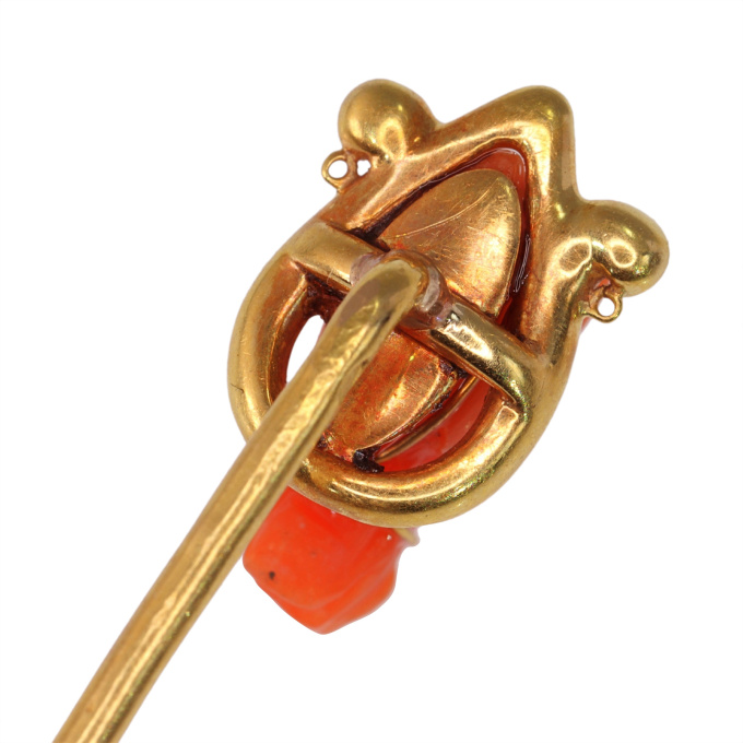 Equestrian Elegance: An Antique French Coral Horse Head Tiepin by Onbekende Kunstenaar