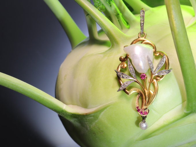 French Art Nouveau pendant with big Mississippi dog tooth pearl diamonds rubies by Artista Sconosciuto