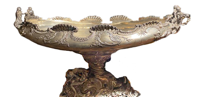 Monumental silver centerpiece by Onbekende Kunstenaar