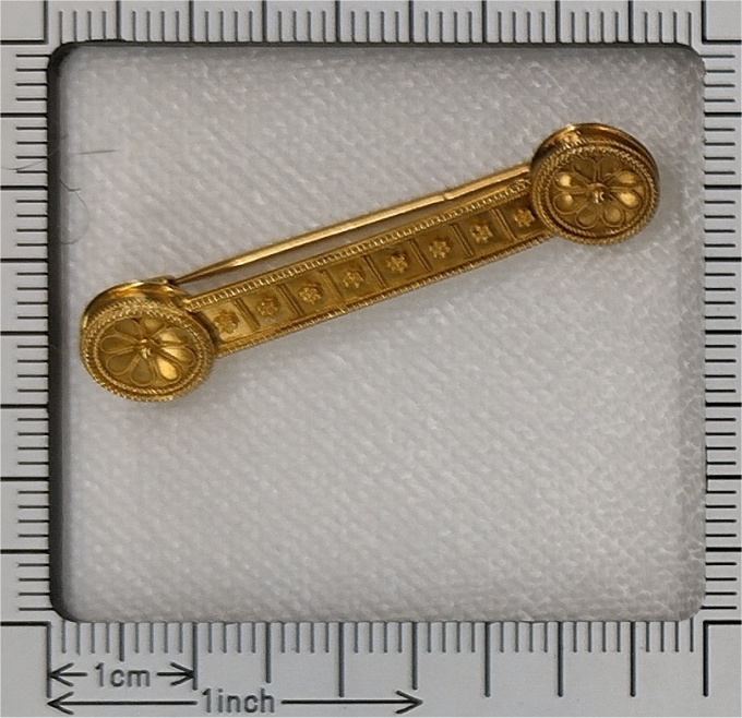 Vintage antique 19th Century 18K gold bar brooch decorated with gold granulation by Artista Desconocido