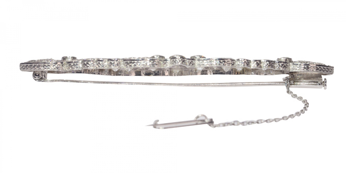 Vintage platinum Art Deco diamond brooch with sapphire accents by Unbekannter Künstler
