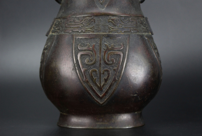 A Chinese bronze archaistic Hu vase, Ming dynasty (1368-1644) by Artiste Inconnu
