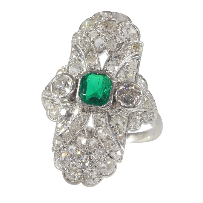 Antique Art Deco diamond engagement ring with stunning emerald by Unbekannter Künstler