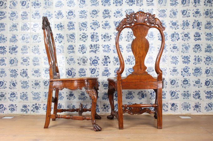 A pair of Dutch Colonial Solid Satinwood Chairs, Ceylon 18th century by Onbekende Kunstenaar
